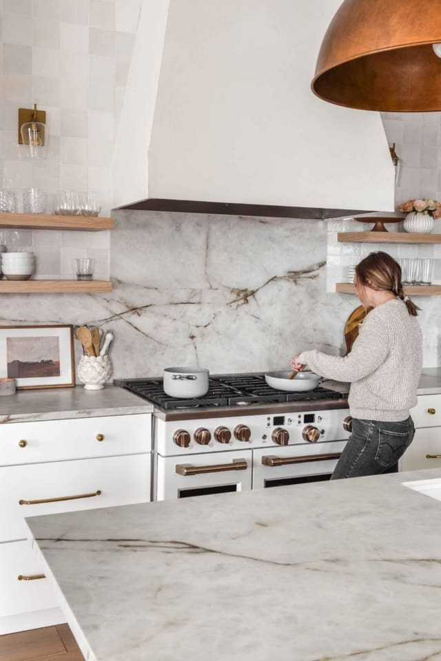 A kitchen with full splashback done with ceramics.